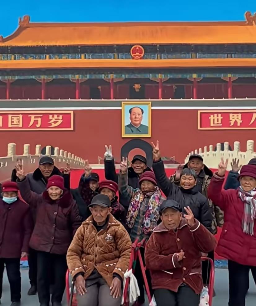 泪目了！河南商丘一男子用5天时间将白墙手绘成城门，村里村民纷纷来拍照，拿到照片后