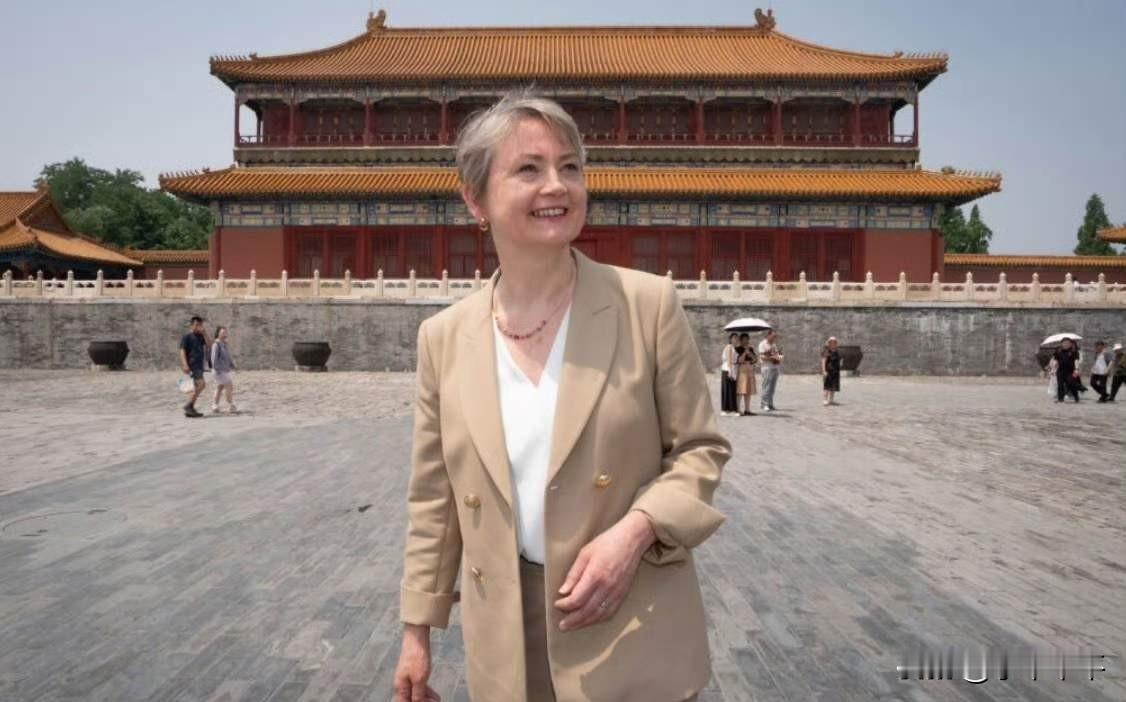 英外相库珀此次访华，和半年前首相访华一样，都游览了故宫。站在故宫前，其心情应该是