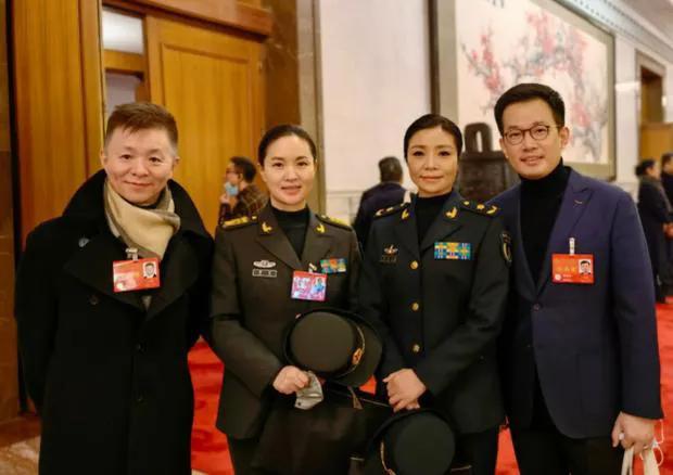 四大高音歌唱家同框，我只认出了两鬓斑白的王宏伟老师，气色盈和，英姿飒爽的雷佳与清