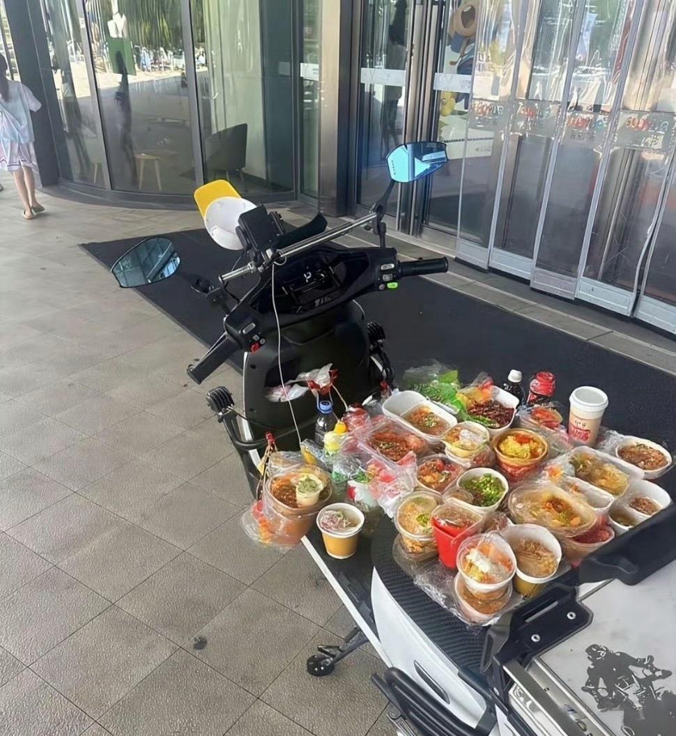 谁这么奢侈点了这么多外面