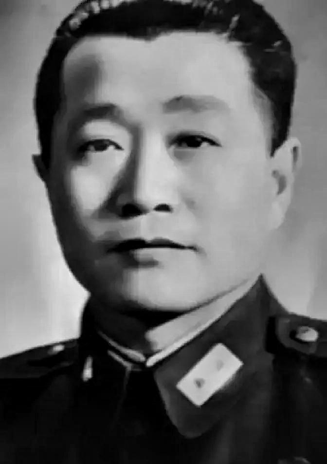 1927年，周恩来被捕，谁料，审讯他的人，竟是他的学生，他凑近周恩来，轻声说：“