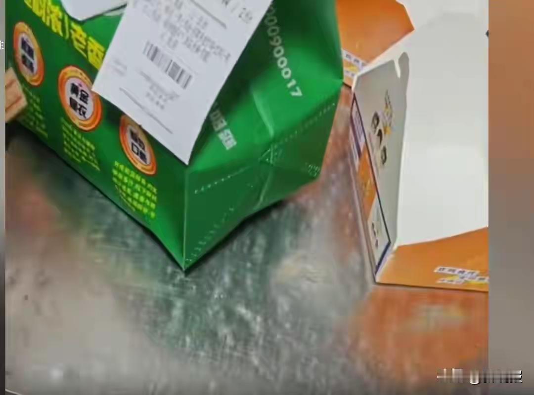 “相当炸裂！”湖南长沙，一男子在炸鸡里吃出虫子。可把他恶心坏了，他狂呕不止，愤怒