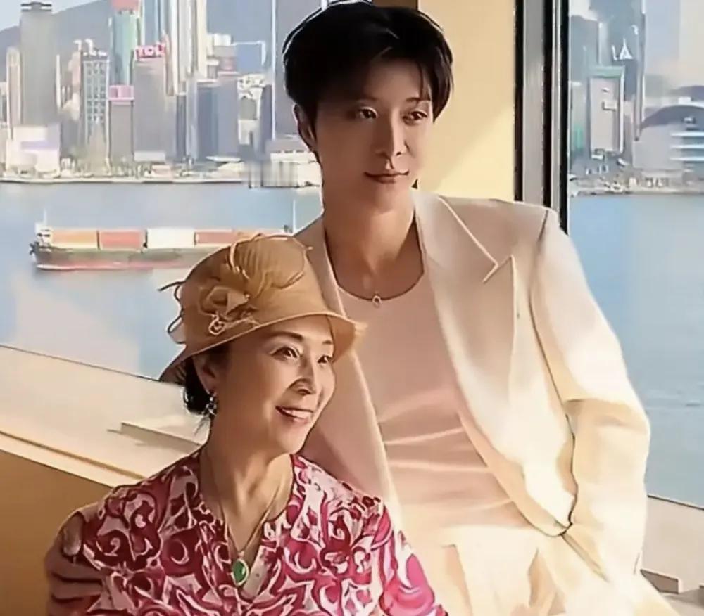 范丞丞登上热搜，和71岁老妈妈罕见同框，曾经的谣言也不攻自破范丞丞最近带着71