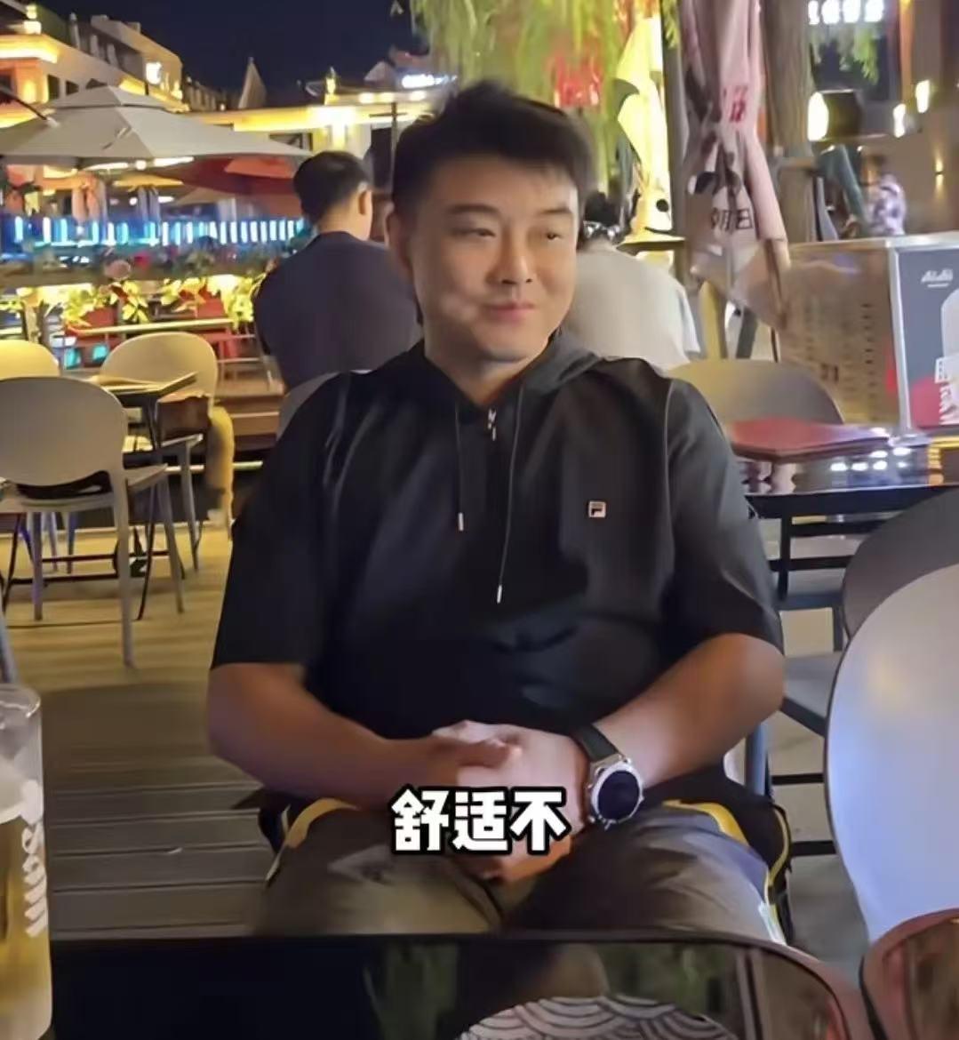 王皓的端午节真是浪漫！撇下两个儿子，两口子跑到北京亮马河边户外餐厅吃饭。