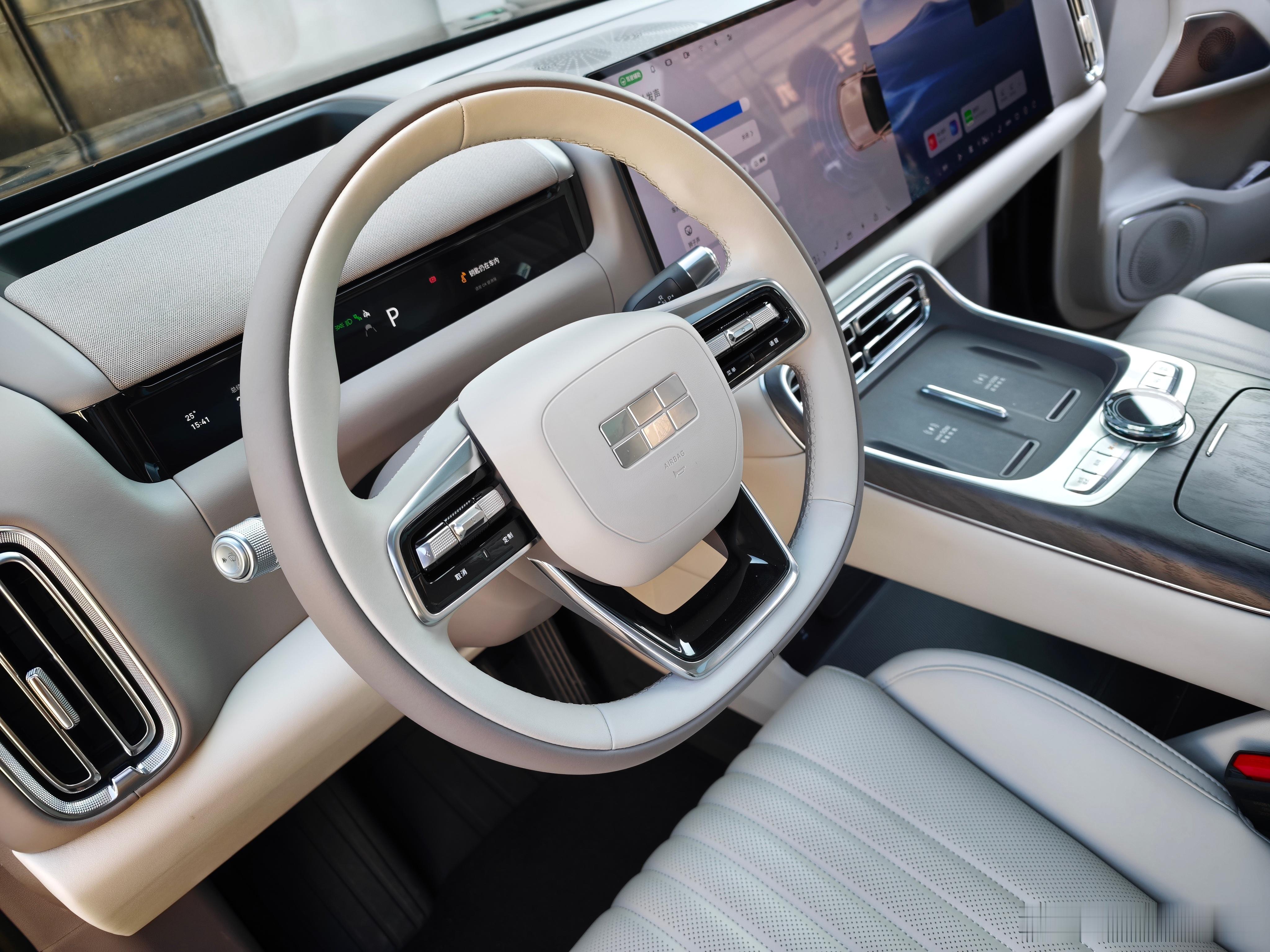 现在很多的新车内饰设计严重同质化，有人把它归咎于大屏幕的引入。但我觉得更多的还是