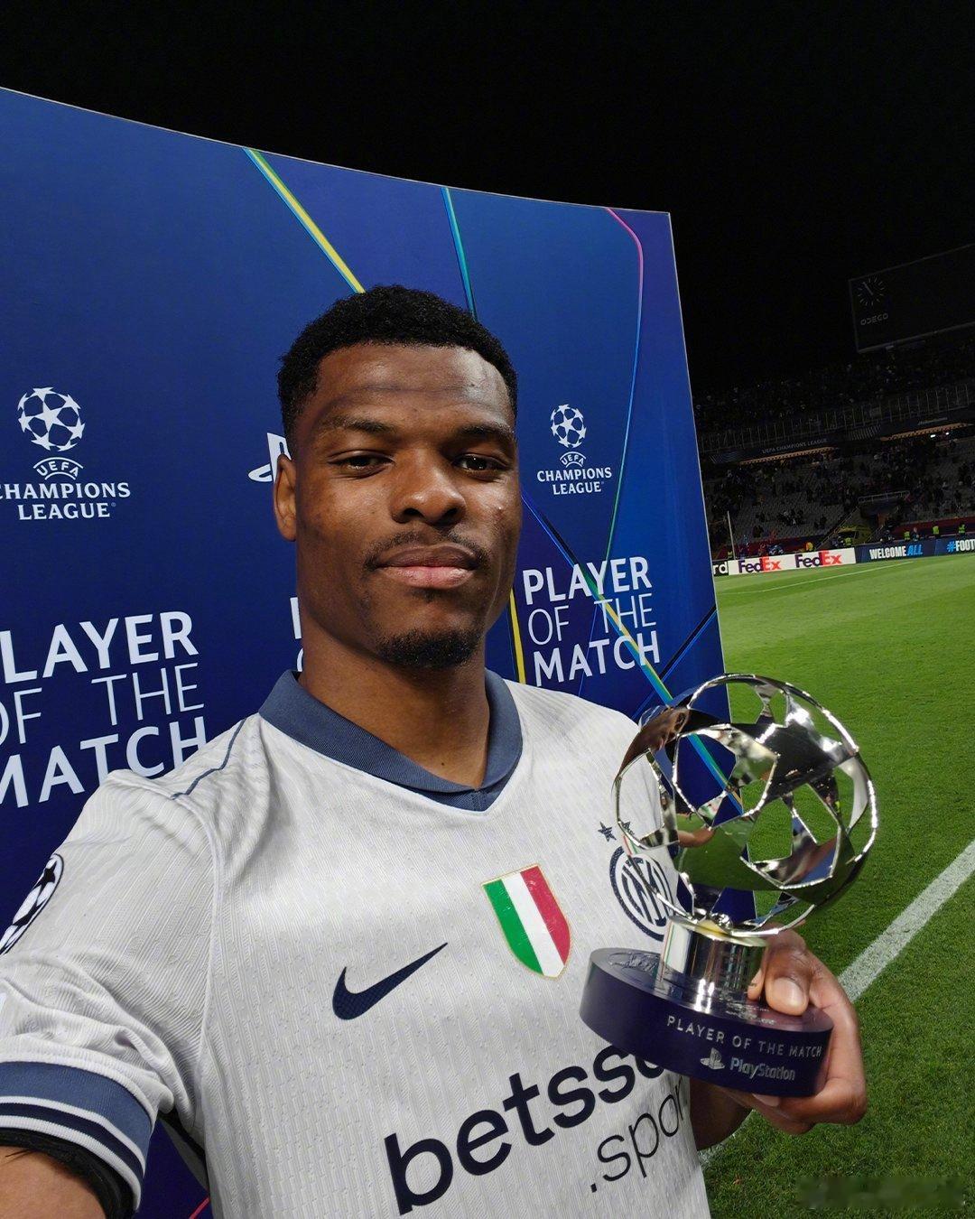 【英超哪队会出价？】罗马诺：29岁的国米后卫邓弗里斯近期更换了经纪人，从若热-门