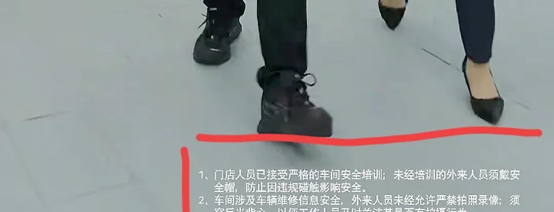 余承东发的视频也用小字显示的信息很关键画面中是前几天余承东到内蒙古鸿蒙智行给