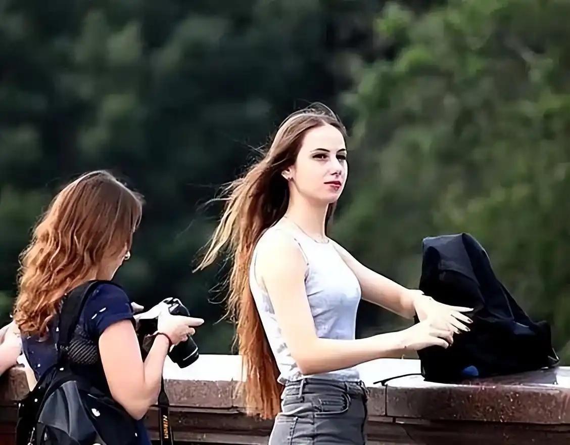 俄罗斯女孩很多，在俄华人多达200万，但为何很少有人娶俄罗斯媳妇？外人看满大街的