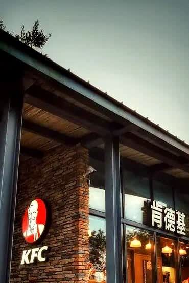 袁鸣，这位知名主持人的婚姻生活一直是大众瞩目的焦点。她经历了多段婚姻，如
