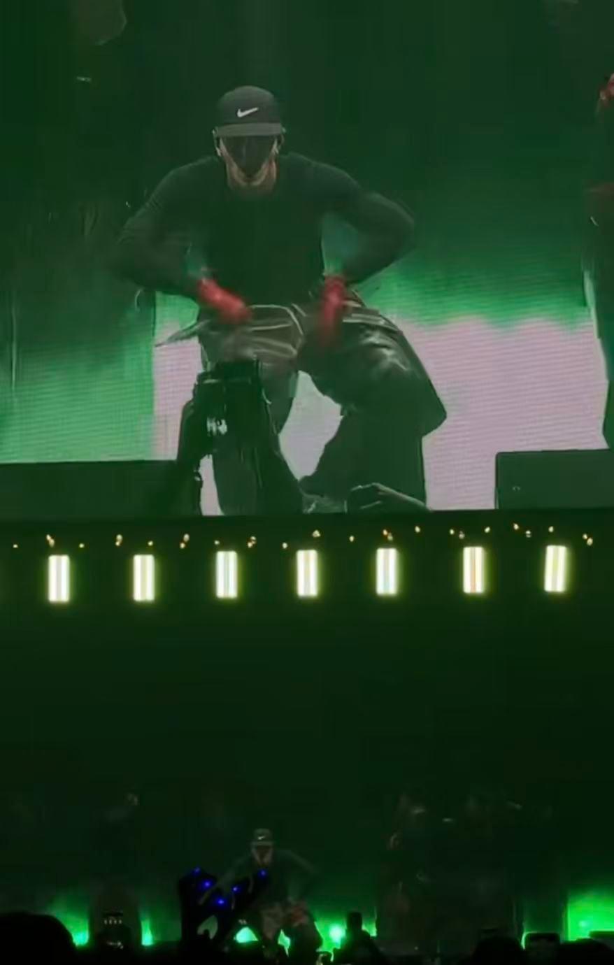 王嘉尔现场尖叫声哇塞塞！王嘉尔在国外音乐节现场简直太厉害啦！现场那叫一个热闹，