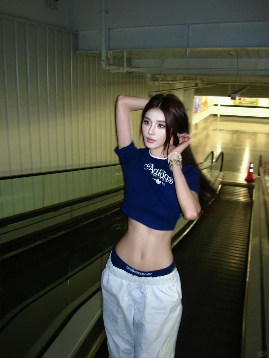 秀发温柔让人如沐春风的小美女，面庞是和田玉璧磨就的原生肌理，线条柔和却藏着隐性的