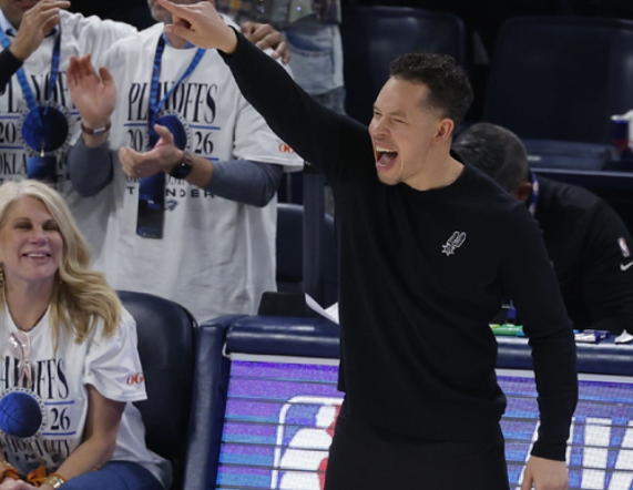 NBA总决赛，尼克斯对阵马刺的G4比赛中，出现了非常奇葩的一幕。马刺队瓦塞尔今天