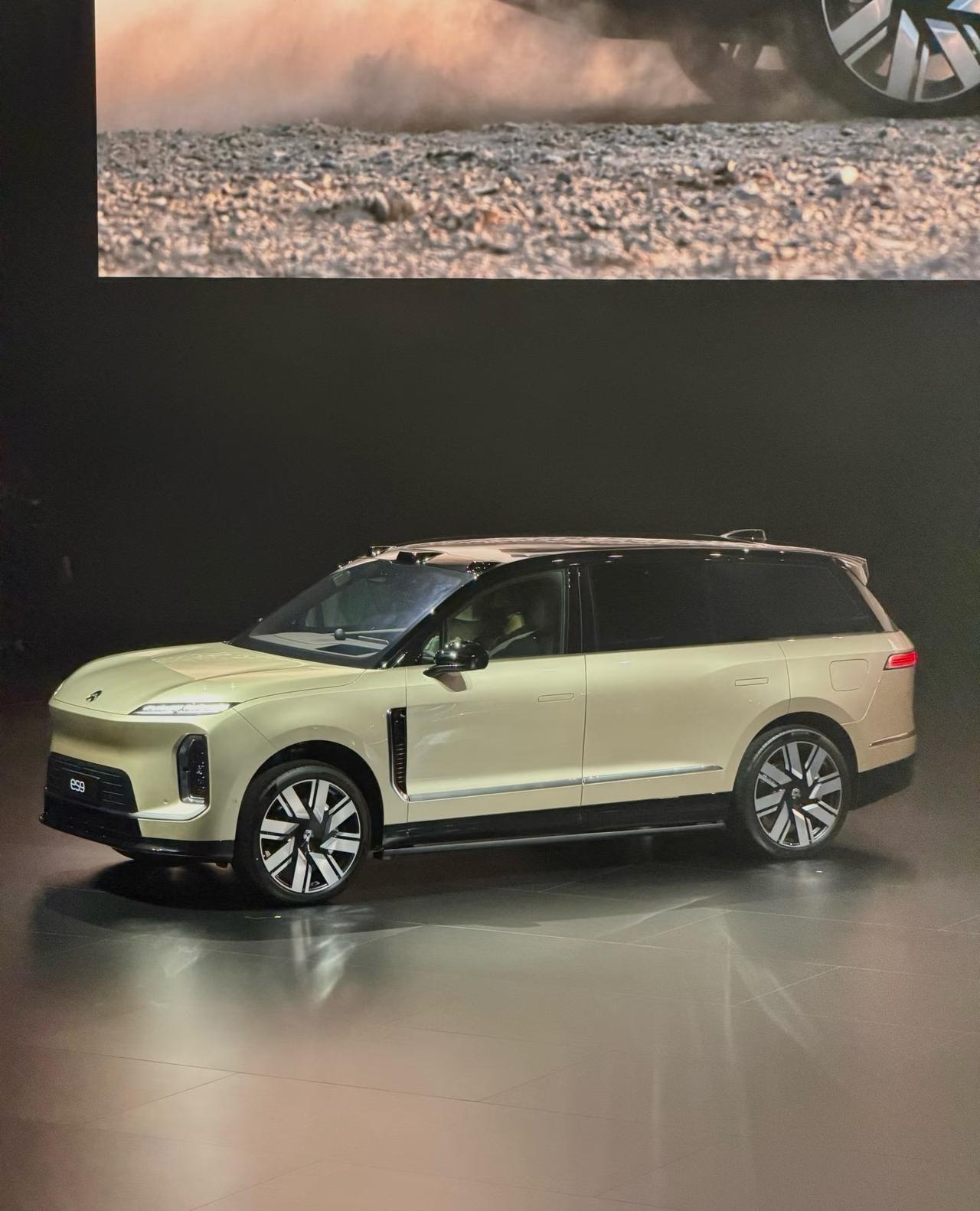 蔚来ES9开启预售，52.8万起的价格有点惊喜呀。新车是全尺寸SUV，融入了大量