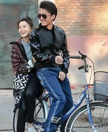 谢霆锋身边的美女是谁？她长的也是太漂亮了，就像是天仙下凡。