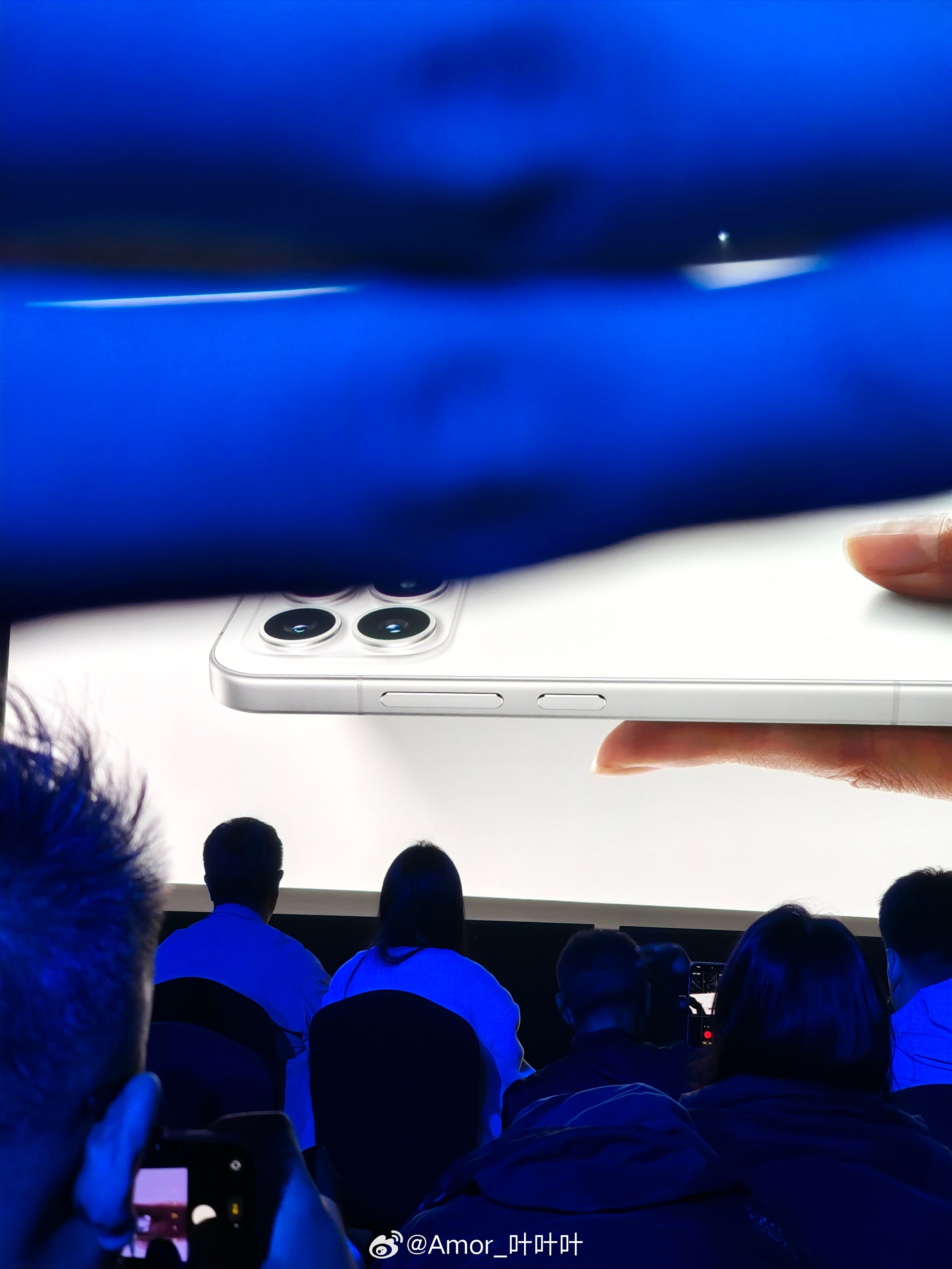 我就问你：你挡着看这个REDMIK90……跟iPhone有什么区别？[哭哭]​