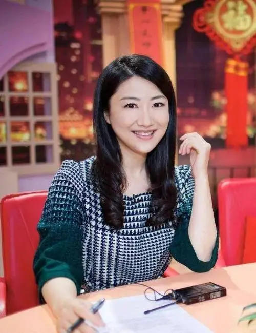 “有仇必报！”2007年，34岁的杨蕾嫁给了身价10亿的土豆网老板王微，婚后才1