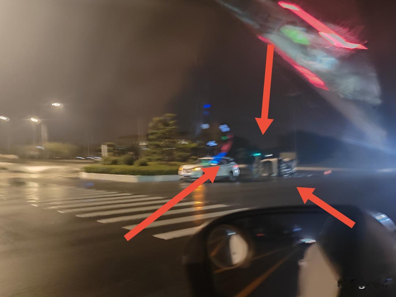 真的太恐怖了这是今天遇到的第七场事故了！阴雨天气连绵不断，都已经快一个月了