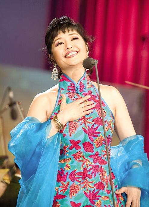 某次春晚彩排上，音乐巨星周华健主动向殷秀梅问好：“殷姐好。”谁料殷秀梅淡漠瞟了他