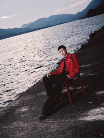 任嘉伦点燃新的年光舞台是欢乐的海洋，你是那欢快的浪花，专注地跳跃着，带来无尽欢