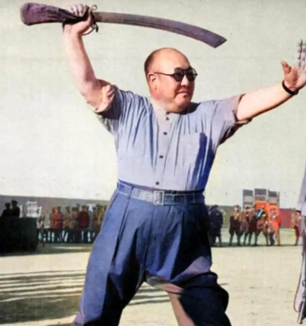 1956年，逃到美国后的马鸿逵，挺着腐败的大肚子，享受着小姨太给他做的奶酪，17