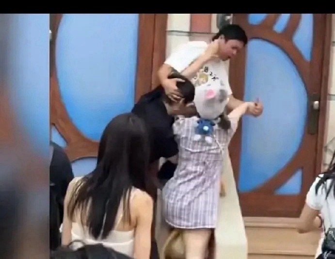 上海警方通报迪士尼打架事件记录我的2025迪士尼插队引起打架。两对夫妻因插队发