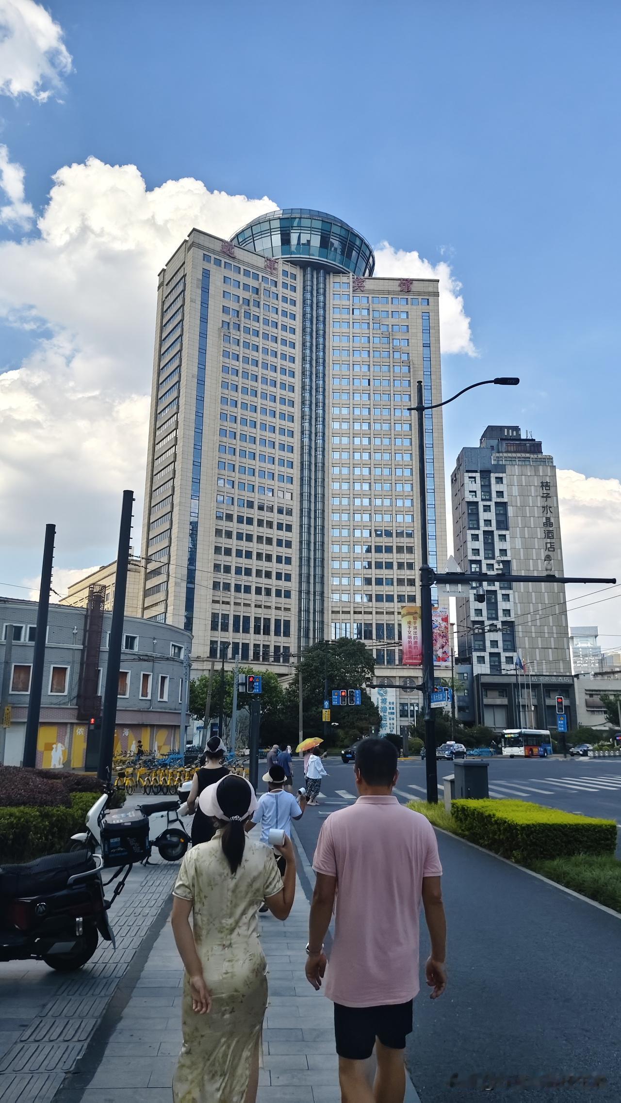 在上海远洋宾馆大堂足足等了半个多小时，总算顺利办好入住手续！我们提前订了两间房，