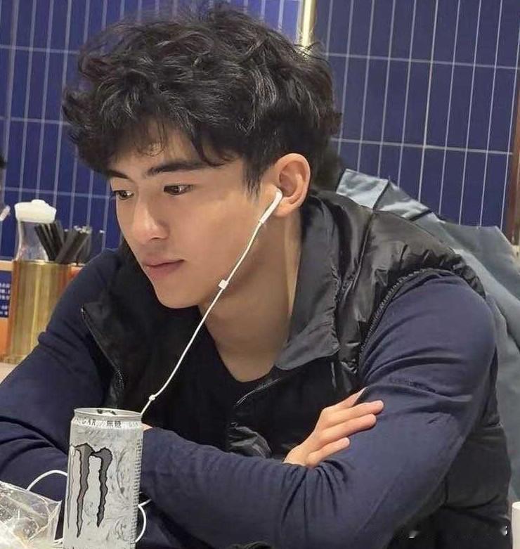 你们刷到谢振轩在深圳餐厅被偶遇的那组图了吗？18岁的大男孩戴着白色有线耳机，身着