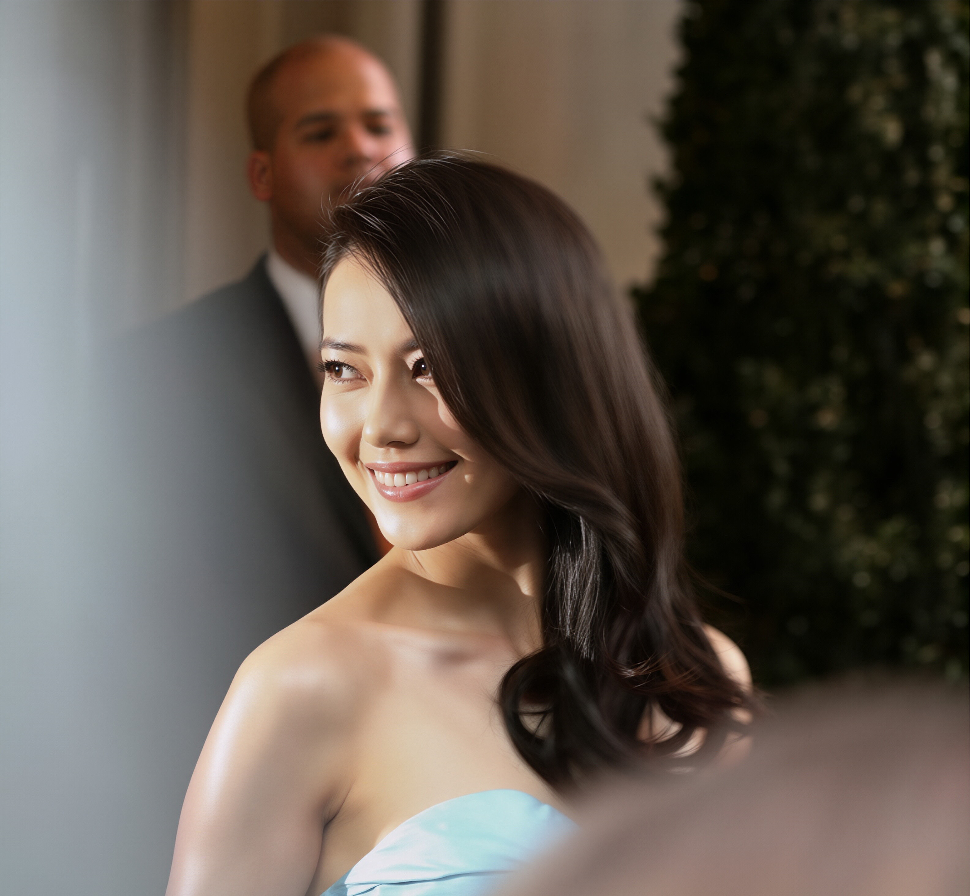 高圆圆造型把气质拿捏得恰到好处！冰蓝色抹胸礼裙衬得肌肤胜雪，大波浪卷发柔媚又大