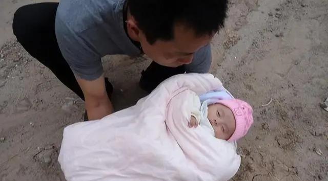 1992年，武汉一小摊贩捡到2个女婴。他终生未娶，卖煎饼、捡垃圾，抚养2个女儿。