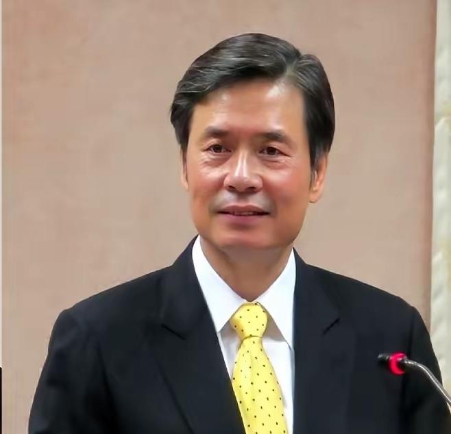 金溥聪，本名：爱新觉罗·溥聪（满族，镶黄旗，与溥仪同辈，被戏称“贝勒爷”），绰