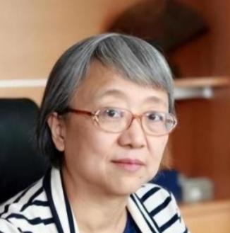 1980年，上海姑娘袁钧瑛以高考状元的身份踏上了赴美留学的飞机。国家公派，前途无
