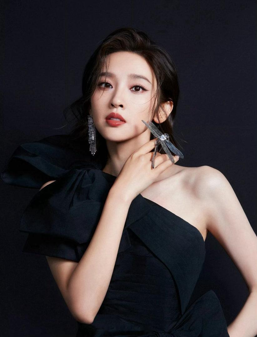 谁懂唐艺昕这声哎呦唐艺昕真心换真心最怕这种下意识的反应，察觉到李小冉情绪崩溃快要