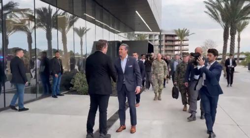 美防长冲进星际基地，对马斯克，下达了一个“死命令”日前，美国防长赫格塞斯直接