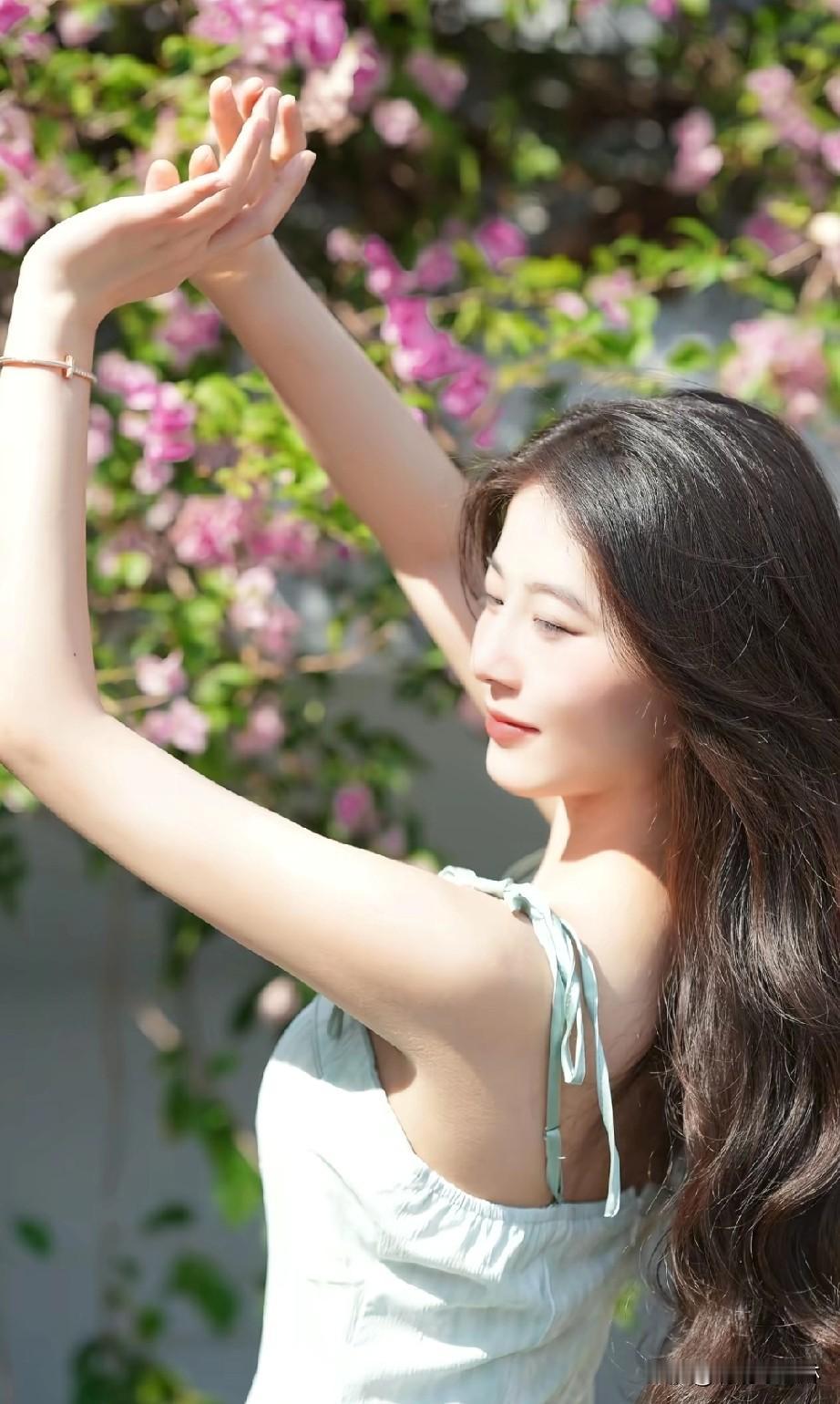 阳光下的少女，温柔微笑，花海中的浪漫时光。