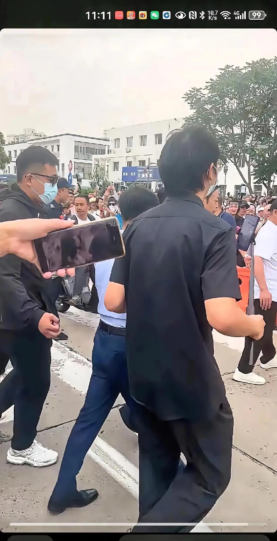 6月26日，已是下午时分，庭审还没有结束，外面围满了观众，他们和我们一样，在时时
