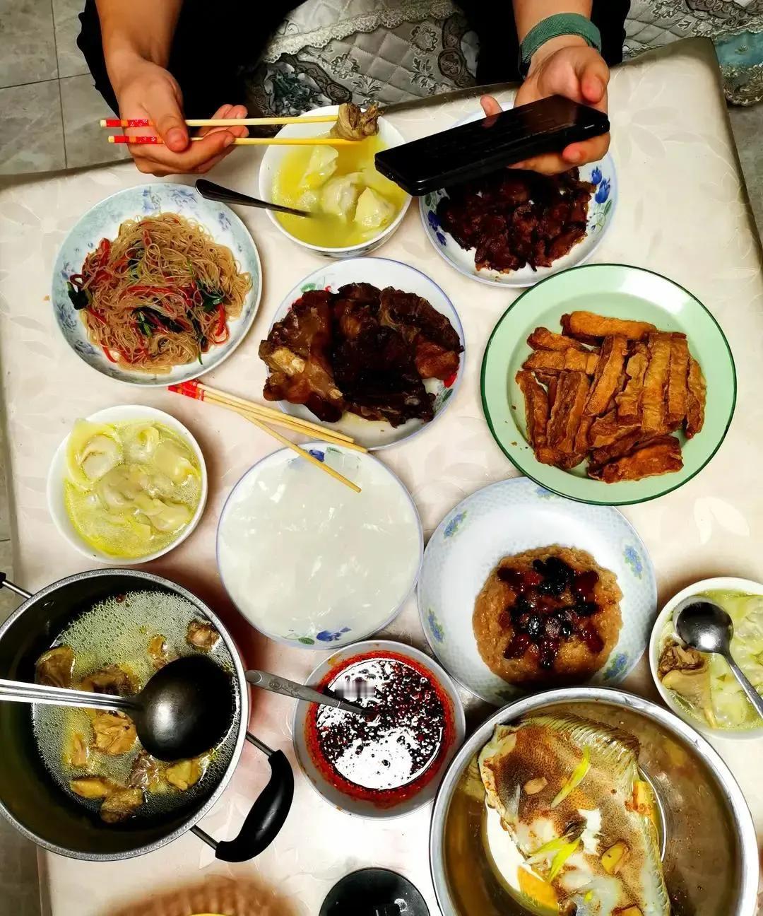 一位退休教师除夕夜给孙女两千压岁钱，孩子连奶奶都不叫，儿媳全程冷脸，儿子装哑巴。