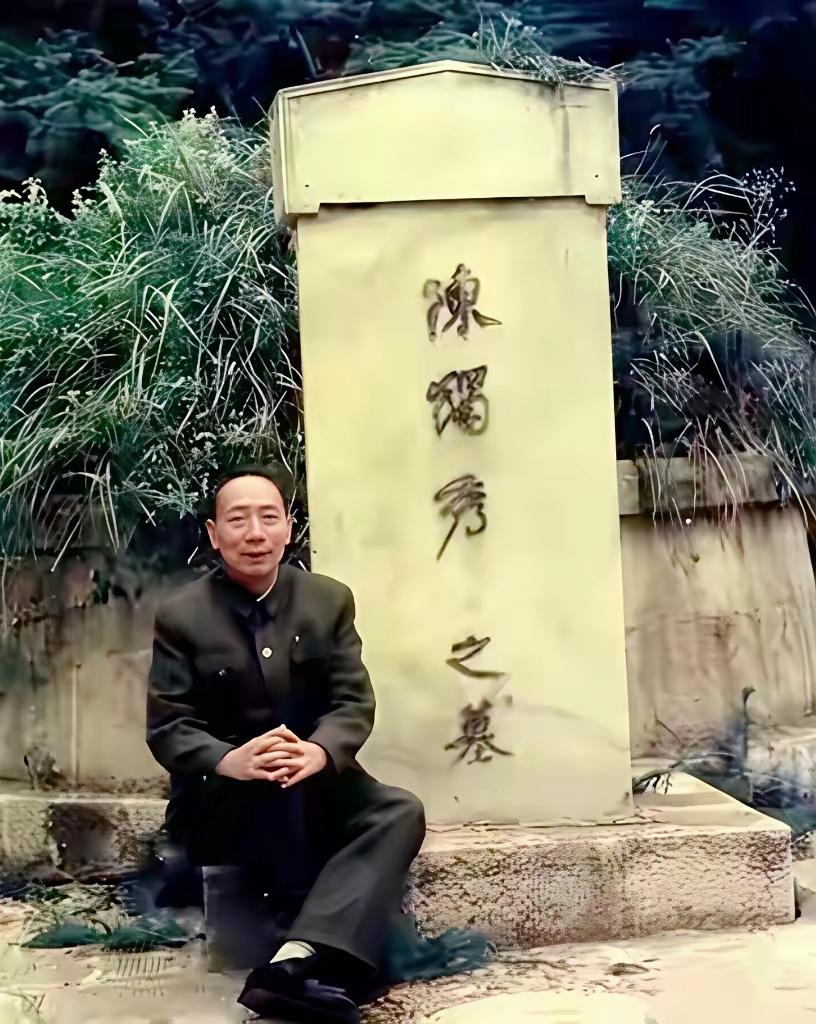 1976年清明节，安徽安庆叶家冲墓地。坐在墓碑前的老人是陈松年，陈独秀的第三个儿