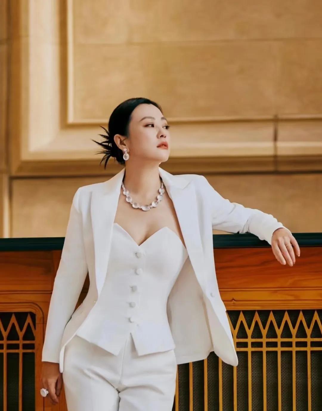 郝蕾啊郝蕾你真的是太糊涂了你怎么可以在公共场合说“不红就是原罪，红了什么都