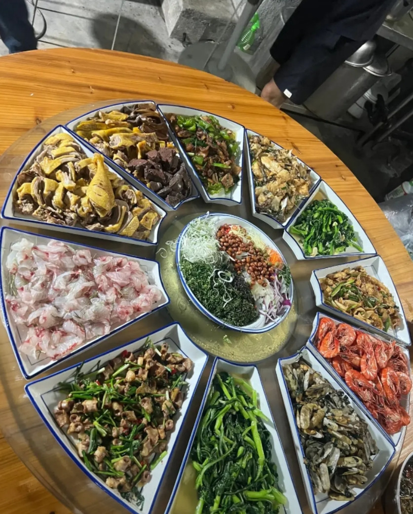 这桌广西菜。我最爱鱼生！