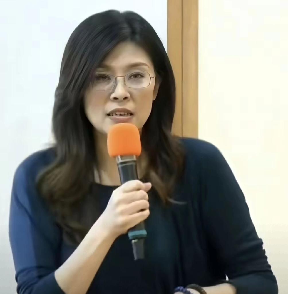 我承认确实错看了郑丽文，她跟朱立伦、侯友宜这些国民党的政治人物还真不一样。​