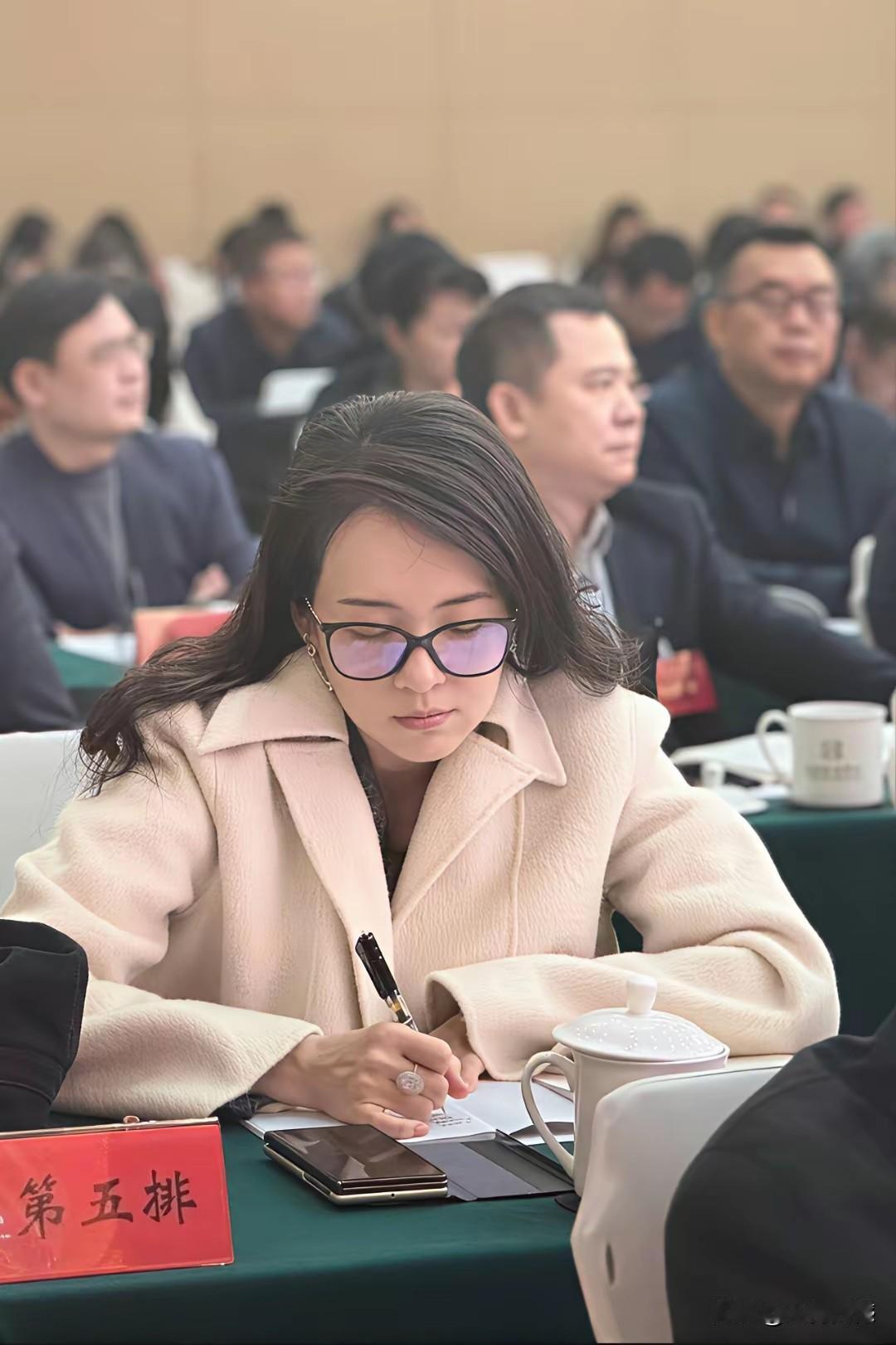 章子怡在参加会议的时候，与平时的状态是完全不一样的，坐在会议室里，她显得文质彬彬