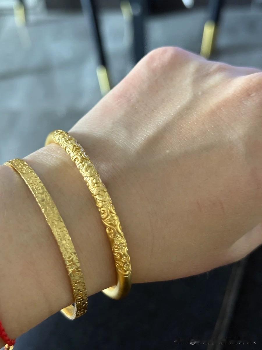 今天去周大福买金镯子，看中了一个45.36克卷草纹的，报价57662元，付款的时