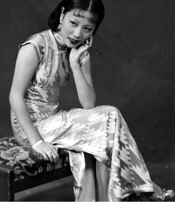 1921年，杜月笙带着30000大洋来找卢小嘉，求他放了黄金荣，但卢小嘉却说道：