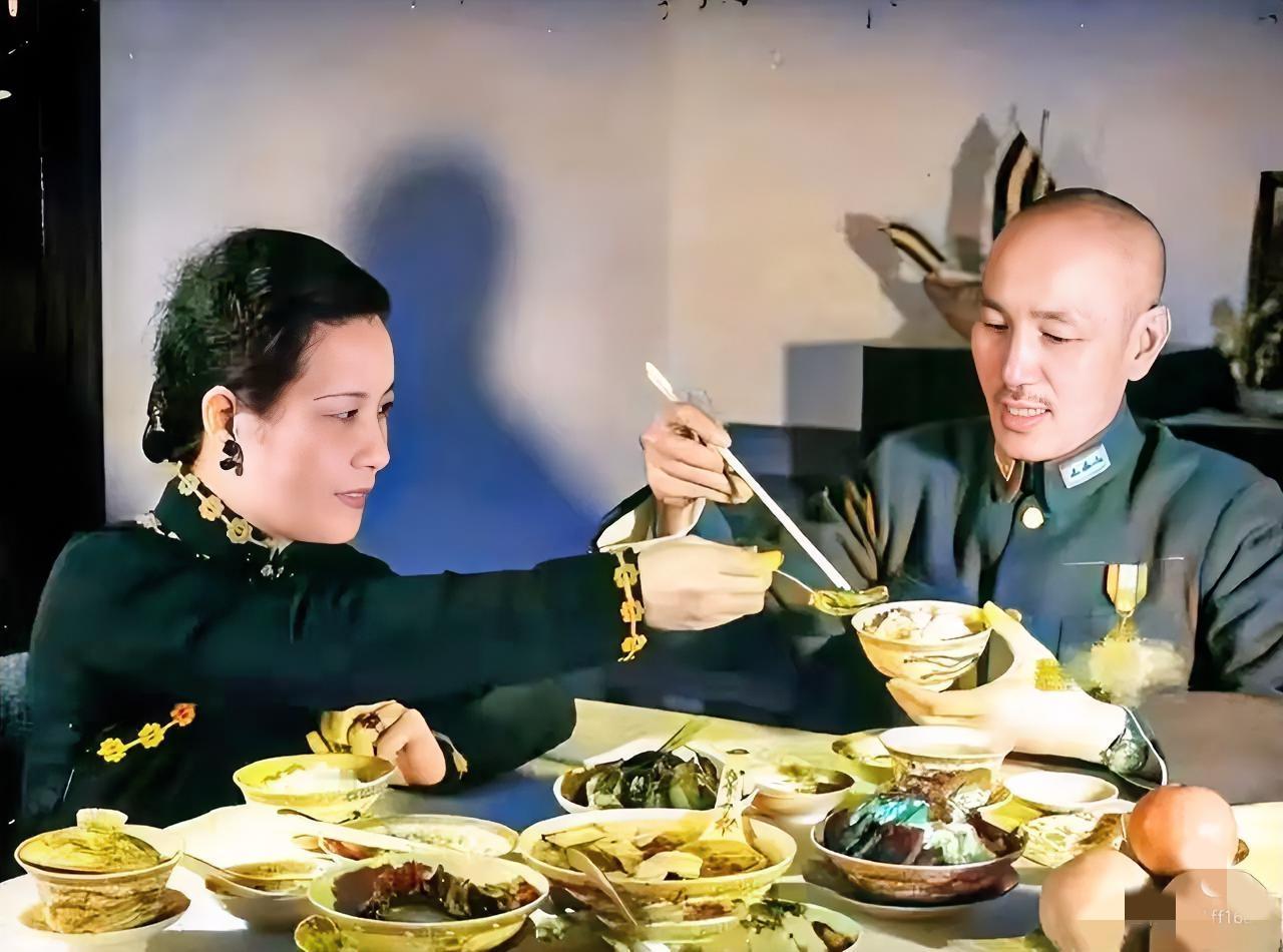 1944年，蒋中正夫妇在用餐，从图中可以看到，他们的餐食虽比较丰盛，但量都不大，