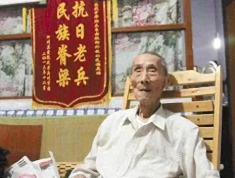 1942年，黄士伟在路上埋60枚地雷阻击日军，准备预测日军会停下的地方时，他突然