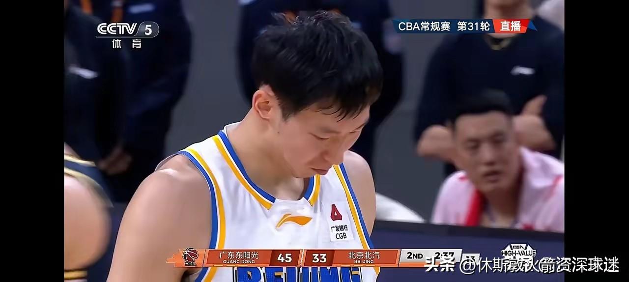 周琦这货打球真是越来越退步，感觉现在就像40岁的球员。这样打下去估计也只有王哲林