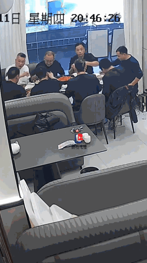 “太吓人了！”12月11日，北京，几名男子在饭店聚餐，众人正有说有笑的吃着饭，突