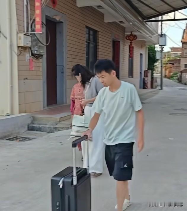 瑾汐小儿子东东的正脸终于曝光，其实看起来长得跟瑾汐还挺像的，侧脸更像。瑾汐在