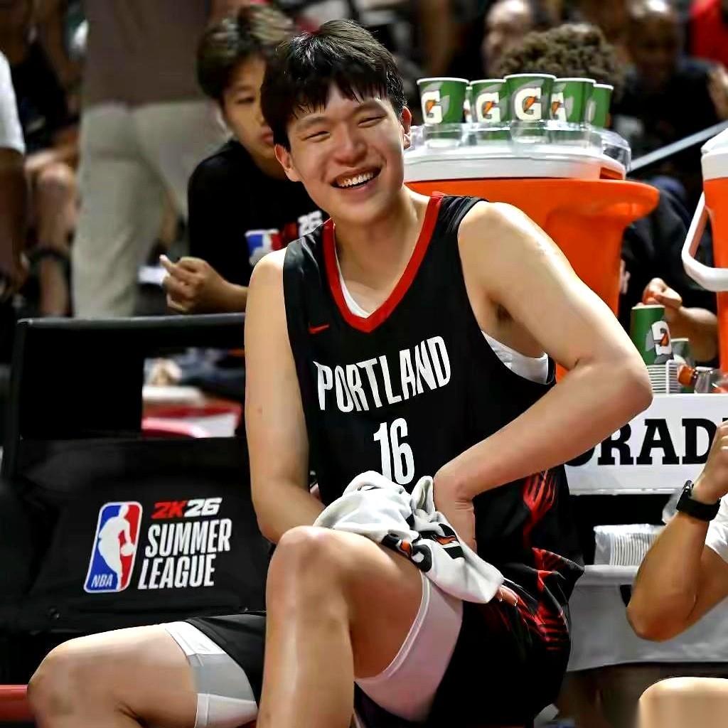 杨瀚森笑了。就那2分2板，有啥可乐的？盯着数据看的人，估计脑子里已经把他喷了一