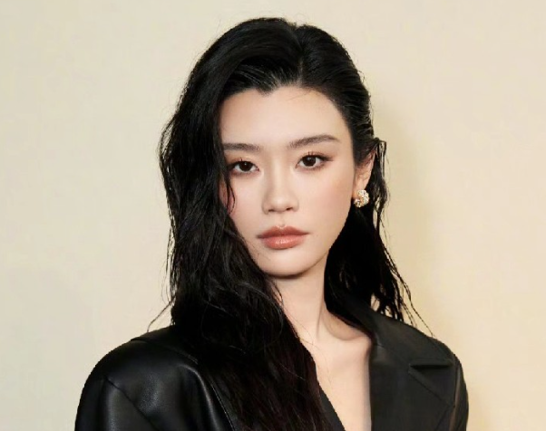 许久没有消息的豪门儿媳奚梦瑶这次她不再低调，而是激动的晒照并发文：“在米兰大教